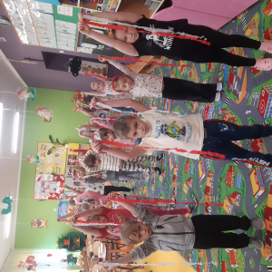 Taniec dla Polski z biało-czerwoną wstążką