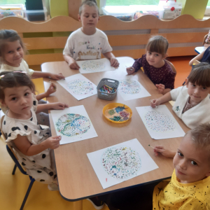 Zabawa plastyczna-,,kropkujemy kropkę''