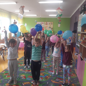Dzień przedszkolaka- tańczymy z balonami  i serprntynami
