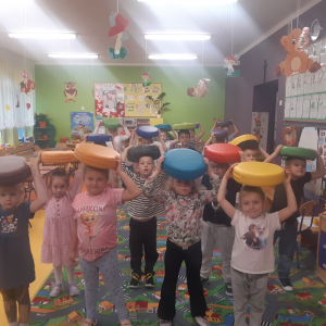 zabawy muzyczno- ruchowe: z,, parasolem na niby