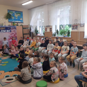 W szkole , w klasie 1 na przedstawieniu ,,Jaś i Małgosia
