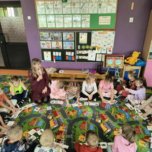  Obrazujemy w formie graficznej (chmurek) smutki małe, średnie i duże. 