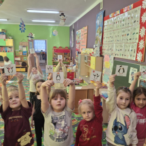 Zabawa pomagająca radzić sobie z uczuciem strachu "Niedźwiedź i pingwinki". 