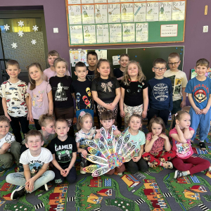 Stworzenie kolorowego pawia, który ma przypominać dzieciom o dobrym zachowaniu , aby inny mogli być z nich dumni:)