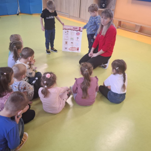 Przedszkolaki poznają różne sposoby na poradzenie sobie ze złością. 