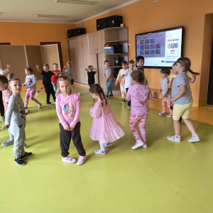 Dzieci tańcem i ruchem pokazują swoją radość:)