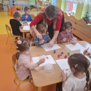 Malowanie farbami i woreczkami foliowymi - kolejny sposób na okiełznie złości. 