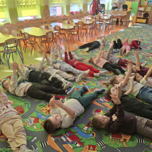 Uczymy się opanowywać strach przy pomocy ćwiczeń oddechowych z elementami ruchu.