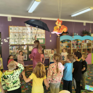 Smerfiki poznają emocję zdziwienia przy pomocy zabaw z parasolem:)