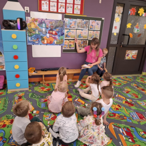 Przedszkolaki poznają historię Pana Łał - emocji zdziwienia.