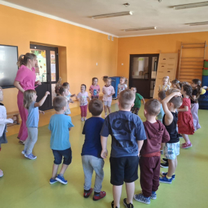 Dzieci uczestniczą w zabawie: 'Kiedy czuję radość to....np skaczę. 