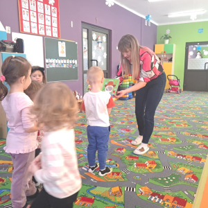 Dzieci przeglądają się w lusterku zamieszczonym w książeczce z zawodami i wymieniają czemu pełniąc dany zawód mogą być z siebie dumni. 