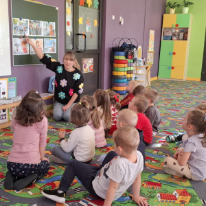 Przedszkolaki poznają historię Markotka z Wyspy Smutku. 