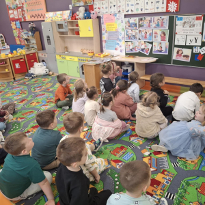 "Muminki" wysłuchują i omawiają historię o Gniewku z Wyspy Złości.