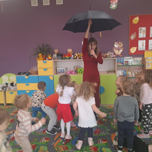 Skoki i tańce wraz z ruchem parasola.