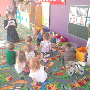 Dzieci wysłuchały i omówiły bajkę "Markotek z Wyspy Smutku";(