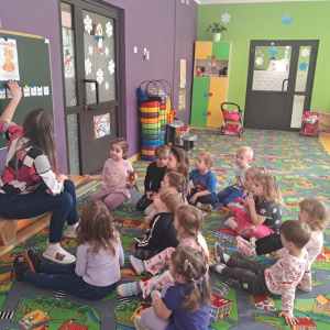 Przedszkolaki poznają historię "Brawojki z Wyspy Dumy".