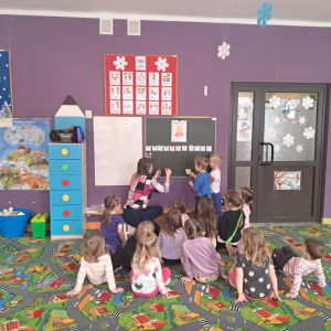 Dumnie rozwiązujemy dinozaurową zagadkę. 