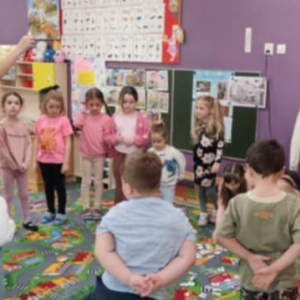 "Leśna zabawa w podskokach". 