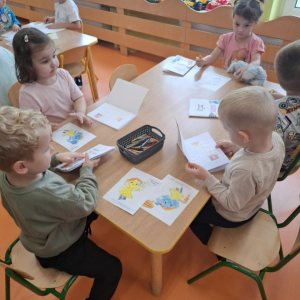Dzieci wykonują pracę plastyczną na podstawie wcześniej wysłuchanej bajki o emocjach. 