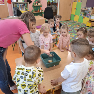 Obserwujemy zdziwienie na minach dzieci w czasie eksperymentu z mandarynką:):):)