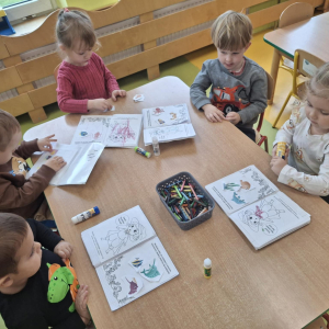 Praca nad zadaniami projektowymi dotyczącymi uczucia zdziwienia.