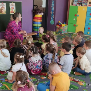 Rozmowa kierowana o Lisku Rudziku, który uczył się korzystać z telefonu. 