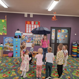 "Gumisie" w tańcu  jesiennym z parasolką:) 