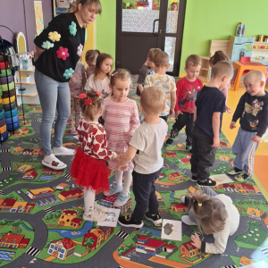 Dzieci poznają smutki małe, średnie i duże. 