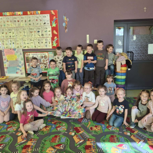 "Dumny jak paw" - grupowa praca plastyczna. 