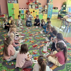 Dzieci omawiają sposoby na zmniejszenie uczucia smutku. 