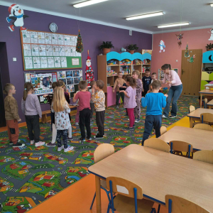 Zabawa ruchowa oswajająca strach - pająk i muchy.