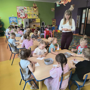 Przedszkolaki wykonują zadanie w formie rysunku - Co mi sprawia największą radość? 