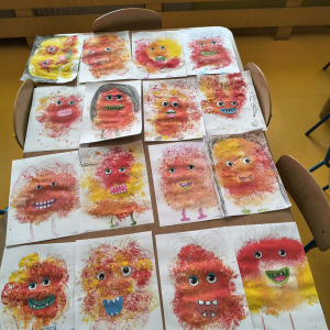 Gotowe "śmieszne potworki złości" - dzieła dzieci z grupy Smerfy. 