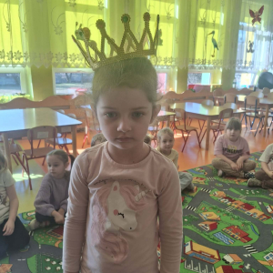 "Złota korona na głowie Twej, pokaż swój talent i pozbądź się jej" :)