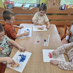 Plastyczne wyrażanie złości sprawia dzieciom wiele radości:)