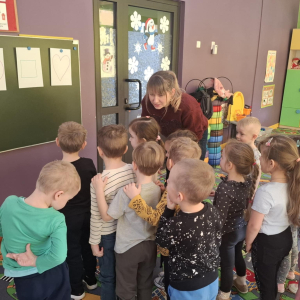 A my się nie nudzimy ...tylko zgadujemy wzory rysowane na plecach. 