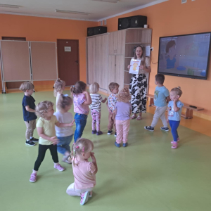 Nasze "Skrzaty" poznają pierwszą emocję -  radość na podstawie bajki "Śmieszka z wyspy radości":)