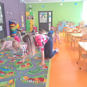 Zabawa ruchowa w podskokach - "Dinozaury". Dzieci uczą się, co to znaczy odwaga. 