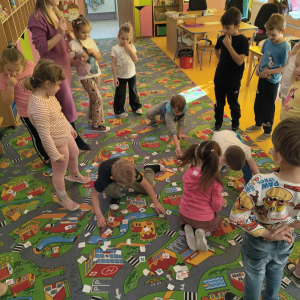 Leśna zabawa w podskokach.