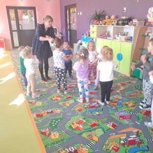 Nasze najmłodsze przedszkolaki wykonują taniec emocji:)