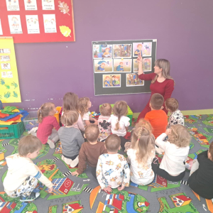 Skrzaciki wysłuchują opowiadania o Leonie, który czuł zdziwienie. 