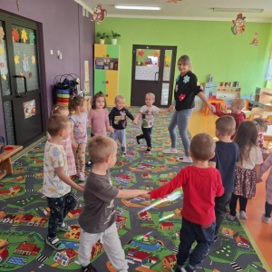 Taneczne przywitanie u "Gumisiów".