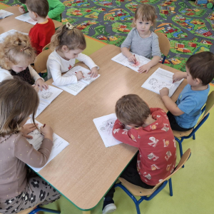 Gniewek z Wyspy Złości malowany przez dzieci.